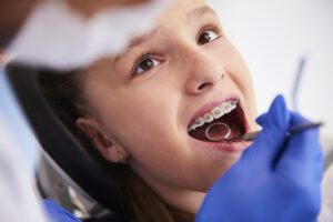 Niña con ortodoncia infantil en revisión dental