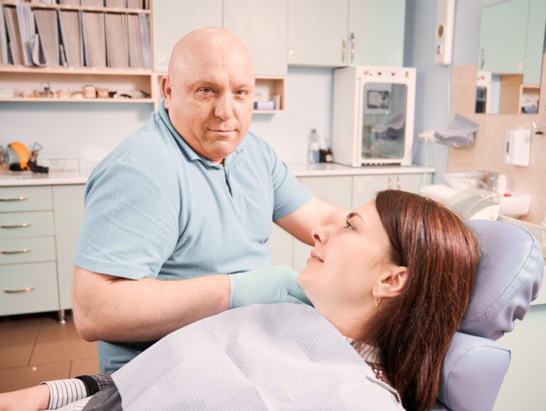 Dentista tranquilizando a paciente antes de una endodoncia