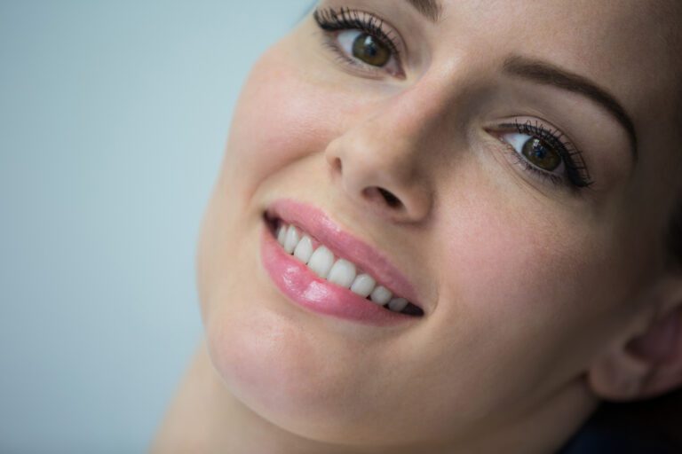 Paciente en clínica dental valorando carillas dentales